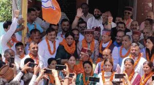 सिरमौर जिला परिषद में भाजपा ने अपनी मजबूत पकड़ को मंगलवार को औपचारिक मुहर में बदल दिया। 17 सदस्यीय जिला परिषद में 13 सीटों के स्पष्ट बहुमत के दम पर भाजपा समर्थित ददाहू वार्ड की शिवानी को सर्वसम्मति से अध्यक्ष और सराहां वार्ड के बलदेव सिंह भंडारी को उपाध्यक्ष चुन लिया गया।