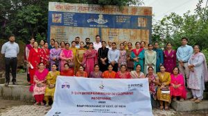 जुखाला महिलाओं को स्वरोजगार एवं उद्यमिता के प्रति जागरूक बनाकर उन्हें आर्थिक रूप से आत्मनिर्भर बनाने के उद्देश्य से ग्राम पंचायत जुखाला में आयोजित तीन दिवसीय उद्यमिता विकास कार्यशाला का आज ग्राम पंचायत भवन जुखाला में सफल समापन हुआ।