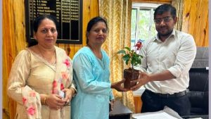 रोटरी क्लब नाहन संगिनी की अध्यक्ष मोनिका जैन और क्लब की सदस्यों ने शुक्रवार को वन मंडल अधिकारी (DFO) नाहन अवनी भूषण से शिष्टाचार भेंट की।