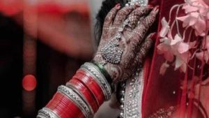 अंबोटा गांव में शादी के नाम पर कथित ठगी का चौंकाने वाला मामला सामने आया है। युवक का आरोप है कि दो दिन पहले ब्याह कर घर लाई गई दुल्हन शनिवार देर रात नकदी और गहने लेकर फरार हो गई।