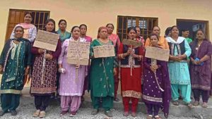 सरकाघाट के गोपालपुर में सिया और रोहड़ू में गोली लगने से हुई रितिका की हत्या के विरोध में जुन्गा तहसील की नवगठित ग्राम पंचायत धाली बागड़ा में मातृशक्ति ग्राम संगठन की महिलाओं ने आक्रोश रैली निकाली।