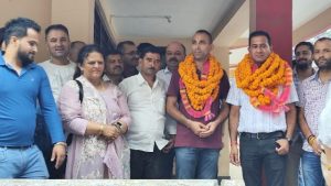 जिला सिरमौर की नगर पंचायत राजगढ़ में बुधवार को अध्यक्ष और उपाध्यक्ष पद के चुनाव में बड़ा सियासी उलटफेर देखने को मिला, जहां सात वार्डों में से पांच पार्षद होने के बावजूद कांग्रेस अपना उपाध्यक्ष नहीं बना पाई, जबकि केवल दो पार्षदों वाली भाजपा के नरेंद्र ठाकुर निर्विरोध उपाध्यक्ष चुने गए।