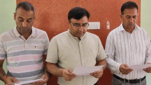 नगर पंचायत राजगढ़ में शपथ ग्रहण नगर पंचायत राजगढ़ को बुधवार को नया नेतृत्व मिल गया। नवनिर्वाचित अध्यक्ष विक्रम जेलदार और उपाध्यक्ष नरेंद्र ठाकुर ने नगर पंचायत सभागार में आयोजित समारोह के दौरान पद एवं गोपनीयता की शपथ ग्रहण की।