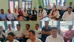 नगर पंचायत राजगढ़ के नवनिर्वाचित पार्षदों ने शुक्रवार को नगर पंचायत के सभागार कक्ष में पद एवं गोपनीयता की शपथ ली। सभी पार्षदों को एसडीएम राजगढ़ राजकुमार ठाकुर ने शपथ दिलाई।