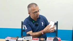 नाथूराम चौहान ने कहा कि उपायुक्त सिरमौर ने पिछले माह बरसात के मौसम में खनन गतिविधियां बंद रखने के लिए संबंधित विभागों को स्पष्ट निर्देश जारी किए थे। इसके बावजूद इन आदेशों की कथित तौर पर खुलेआम अवहेलना हो रही है।