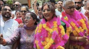 नगर परिषद नाहन की सत्ता का फैसला आखिरकार मतों से नहीं, बल्कि पर्ची सिस्टम से हुआ। पर्ची के फैसले में कांग्रेस समर्थित उपमा धीमान अध्यक्ष चुनी गईं, जबकि भाजपा समर्थित प्रदीप सहोत्रा उपाध्यक्ष निर्वाचित हुए। टाउन हॉल में करीब डेढ़ घंटे तक चली चुनावी प्रक्रिया के दौरान पूरे शहर की निगाहें इस मुकाबले पर टिकी रहीं।