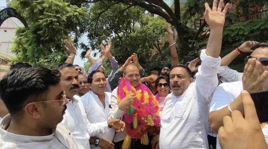 नगर परिषद नाहन की सत्ता का फैसला आखिरकार मतों से नहीं, बल्कि पर्ची सिस्टम से हुआ। पर्ची के फैसले में कांग्रेस समर्थित उपमा धीमान अध्यक्ष चुनी गईं, जबकि भाजपा समर्थित प्रदीप सहोत्रा उपाध्यक्ष निर्वाचित हुए। टाउन हॉल में करीब डेढ़ घंटे तक चली चुनावी प्रक्रिया के दौरान पूरे शहर की निगाहें इस मुकाबले पर टिकी रहीं।