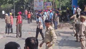 नाहन में दो समुदायों के बीच हिंसक झड़प, घंटों पथराव, SHO समेत कई पुलिसकर्मी घायल, हालत बेकाबू