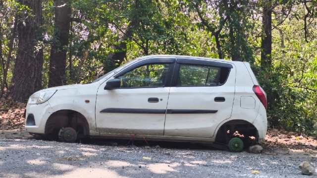 नाहन-पांवटा-साहिब नेशनल हाईवे-07 पर खजुरना और जुड्डा का जोहड़ के बीच खड़ी चंडीगढ़ नंबर की कार के चोरी हुए टायर।