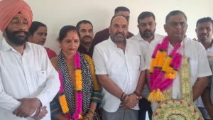 जिला मुख्यालय नाहन में बुधवार को पंचायत समिति नाहन के अध्यक्ष और उपाध्यक्ष पद के चुनाव सर्वसम्मति से संपन्न हुए। इस दौरान भाजपा समर्थित रमेश चौधरी को अध्यक्ष और माया देवी को उपाध्यक्ष चुना गया।