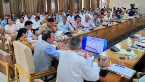 नाहन में उद्योग मंत्री हर्षवर्धन चौहान नाहन में जिला स्तरीय शिकायत निवारण समिति की बैठक की अध्यक्षता करते उद्योग मंत्री।