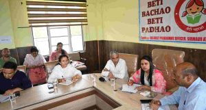 सक्षम गुड़िया बोर्ड की उपाध्यक्ष अरूणा महाजन ने महिला एवं बाल विकास विभाग की समीक्षा बैठक में आंगनबाड़ी केंद्रों के नियमित निरीक्षण, समयबद्ध संचालन और कार्यकर्ताओं के ड्यूटी के दौरान वर्दी में रहने के निर्देश दिए।