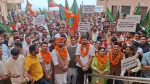 भारतीय जनता युवा मोर्चा के नेतृत्व में जिला सिरमौर के युवाओं ने बेरोजगारी, लंबित भर्तियों और कांग्रेस की चुनावी गारंटियों के खिलाफ नाहन में प्रदर्शन किया।