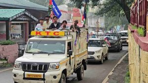 हिमाचल प्रदेश की राजनीति में लोक जनशक्ति पार्टी ने एक बार फिर दस्तक दी है। पार्टी के हिमाचल प्रदेश अध्यक्ष नितिन चौहान उर्फ टिंकू ने रविवार को कालाअंब से नाहन तक समर्थकों के बड़े काफिले के साथ राजनीतिक शक्ति प्रदर्शन किया। सैकड़ों वाहनों के काफिले और बड़ी संख्या में समर्थकों की मौजूदगी ने नाहन की सियासत में नई चर्चा छेड़ दी है।