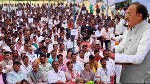 जिला मुख्यालय नाहन के ऐतिहासिक चौगान मैदान में सोमवार को नवनिर्वाचित पंचायत प्रधानों और उप-प्रधानों का शपथ ग्रहण समारोह आयोजित किया गया। इस दौरान उद्योग, संसदीय कार्य एवं श्रम रोजगार मंत्री हर्षवर्धन चौहान ने जिले के सभी 273 प्रधानों और 273 उप-प्रधानों को पद एवं गोपनीयता की शपथ दिलाई