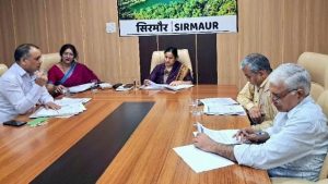 जिला स्तरीय सतर्कता समिति और जिला स्तरीय सार्वजनिक वितरण समिति की समीक्षा बैठक की अध्यक्षता करतीं उपायुक्त।
