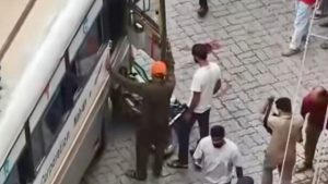 शहर के गोविंदगढ़ मोहल्ला में शनिवार की शाम हिमाचल पथ परिवहन निगम (HRTC) की बस और बाइक के बीच हुई जोरदार टक्कर में 25 वर्षीय युवक की मौत हो गई, जबकि बाइक पर पीछे बैठा दूसरा व्यक्ति गंभीर रूप से घायल हो गया।