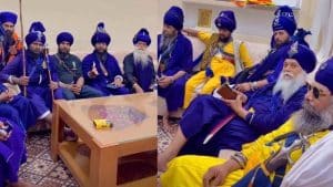 निहंग श्रद्धालुओं और उत्तराखंड के कर्णप्रयाग में स्थानीय लोगों के बीच 10 दिन पहले हुए पार्किंग विवाद के बाद उपजा तनाव फिलहाल बातचीत के दौर में पहुंच गया है।