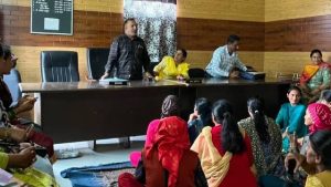 ग्राम पंचायत नेरी कोटली में संचालित शराब के ठेके को बंद करवाने की मांग को लेकर पंचायत के लोग लामबंद हो गए हैं। ग्राम सभा में सर्वसम्मति से प्रस्ताव पारित करने के बाद पंचायत ने उपायुक्त सिरमौर और आबकारी एवं कराधान विभाग को ज्ञापन भेजकर पंचायत क्षेत्र से शराब का ठेका हटाने की मांग की है।