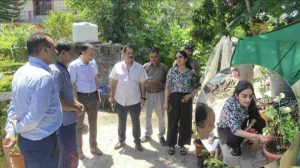 उपायुक्त गंधर्वा राठौड़ ने बुधवार को यहां शहर के साथ लगते दोसड़का क्षेत्र के एक प्रगतिशील किसान परमिंद्र सिंह डडवाल के घर और खेतों में जाकर उनके द्वारा की जा रही आधुनिक एवं मल्टीपल फार्मिंग का जायजा लिया।