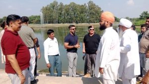 उपायुक्त ऊना जतिन लाल ने सोमवार को हरोली उपमंडल की ग्राम पंचायत पुबोवाल में पुराने तालाब के सौंदर्यीकरण कार्य का अवलोकन किया।