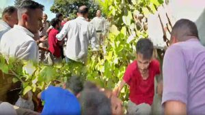 हिमाचल प्रदेश के जिला बिलासपुर के सेशन कोर्ट परिसर में उस समय हडकंप मच गया जब पेशी के लिए लाया गया चिट्टा तस्करी का आरोपी पुलिस को चकमा देकर फरार हो गया। आरोपी ने कोर्ट की दूसरी मंजिल से छलांग लगाई।