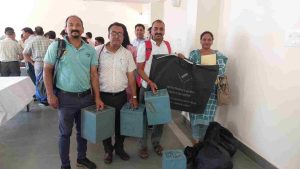पोलिंग पार्टियां ऊना विकास खंड ऊना में चुनावों के मद्देनजर सभी तैयारियां पूरी कर ली गई हैं। सोमवार को 116 पोलिंग पार्टियां चुनाव सामग्री के साथ अपने गंतव्य के लिए रवाना हुईं। यह जानकारी एसडीएम ऊना अभिषेक मित्तल ने दी।