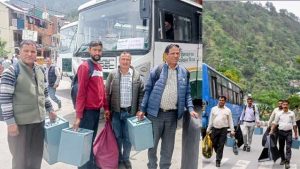 पंचायती राज सामान्य निर्वाचन-2026 के अंतर्गत प्रथम चरण की मतदान प्रक्रिया संपन्न करवाने के लिए पोलिंग पार्टियों को मतदान सामग्री सहित अपने-अपने निर्धारित मतदान केंद्रों के लिए रवाना कर दिया गया है।
