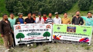 सिरमौर जिला की ग्राम पंचायत डाहर में चूडे़श्वर लीजेंड स्पोर्ट्स एवं सोशल ऑर्गेनाइजेशन और नव प्रभात नवयुवक संघ के संयुक्त तत्वाधान में डाहर पंचायत क्षेत्र में वृक्षारोपण कार्यक्रम का आयोजन किया गया।