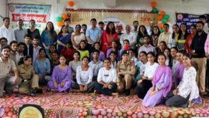 प्रतियोगिोताओं के विजेता प्रतिभागी एसपी सिरमौर के साथ। गोरक्षनाथ संस्कृत महाविद्यालय नाहन में जिला स्तरीय 'नशा मुक्त युवा-विकसित भारत' प्रतियोगिता शुक्रवार को संपन्न हो गई। इस कार्यक्रम का शुभारंभ उपायुक्त सिरमौर प्रियंका वर्मा ने किया, जबकि समापन समारोह में पुलिस अधीक्षक निश्चिंत सिंह नेगी मुख्य अतिथि के रूप में शामिल हुए।