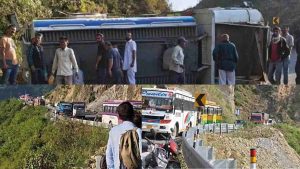 बड़वास में पलटा तेल टैंकर पांवटा साहिब-शिलाई नेशनल हाईवे पर पलटा तेल टैंकर और लगा जाम।