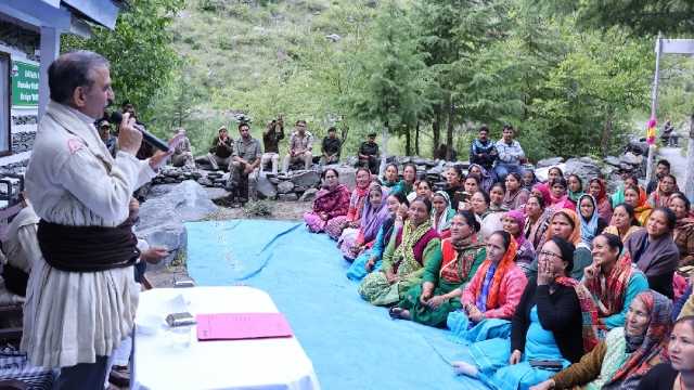 मुख्यमंत्री ने बड़ा भंगाल को प्राकृतिक पंचायत घोषित करने, क्षेत्र को अनुसूचित जनजाति का दर्जा दिलाने के लिए प्रयास करने और राशन डिपो में खाद्यान्न कोटा बढ़ाने का आश्वासन दिया।