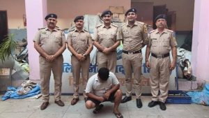 तलाशी के दौरान आरोपी के बैग से तीन पारदर्शी पॉलिथीन लिफाफे बरामद हुए, जिनमें कुल 3 किलो 696 ग्राम अफीम बरामद की गई। इसके अलावा मौके से एक इलेक्ट्रॉनिक कॉम्पैक्ट स्केल भी बरामद किया गया