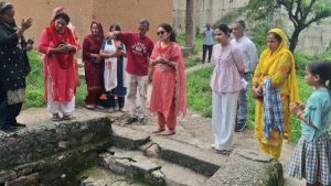 बमसन विकास खंड हमीरपुर उपायुक्त ने ग्राम पंचायत बारीं के आंगनबाड़ी केंद्रों के निरीक्षण के दौरान इनका रिकॉर्ड भी चेक किया और संबंधित आंगनवाड़ी कार्यकर्ताओं से विभिन्न योजनाओं की विस्तृत रिपोर्ट ली।