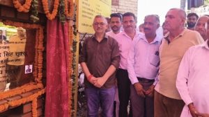 विधानसभा क्षेत्र नाहन में लंबे समय से लंबित दो सड़क परियोजनाओं का बुधवार को विधायक अजय सोलंकी ने भूमि पूजन एवं शिलान्यास कर निर्माण कार्य शुरू करवा दिया।