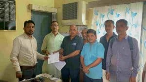 बिजली संबंधी समस्या को लेकर एसडीओ से मिलते ग्रामीण
