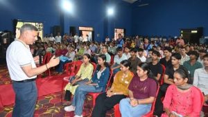 स्वामी विवेकानंद राजकीय महाविद्यालय घुमारवीं के विद्यार्थियों के साथ संवाद करते तकनीकी शिक्षा मंत्री राजेश धर्माणी।