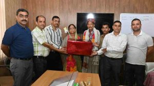 इस अवसर पर जिला लोक संपर्क अधिकारी राजेश जसवाल ने कहा कि कश्मीरी देवी ने अपने सेवाकाल में सदैव कर्तव्यनिष्ठा, ईमानदारी एवं अनुशासन के साथ अपने दायित्वों का बखूबी निर्वहन किया।