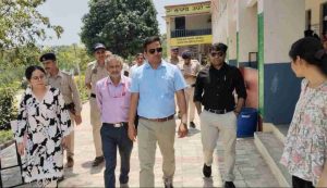 पंचायती राज संस्थाओं के द्वितीय चरण के मतदान को शांतिपूर्ण, निष्पक्ष एवं सुव्यवस्थित ढंग से संपन्न करवाने के लिए जिला प्रशासन पूरे दिन सक्रिय रहा। मतदान प्रक्रिया के दौरान जिला प्रशासन के अधिकारी लगातार विभिन्न क्षेत्रों में पहुंचकर व्यवस्थाओं की निगरानी करते रहे।