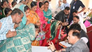 बीपीएल परिवार के साथ संवाद विधानसभा अध्यक्ष कुलदीप सिंह पठानिया ने आज अंबेडकर भवन चुवाड़ी में ग्रामीण विकास एवं पंचायती राज विभाग के सर्वे के आधार पर चयनित बीपीएल परिवारों से संवाद किया।