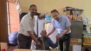 बुजुर्ग मतदाता खड़कू राम हमीरपुर पंचायत चुनाव पंचायतीराज संस्थाओं के चुनाव के दूसरे चरण में जिला हमीरपुर की 82 ग्राम पंचायतों में वीरवार को हुए मतदान में बुजुर्गों, दिव्यांगों और नए युवा मतदाताओं ने भी काफी उत्साह दिखाया।