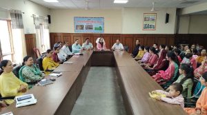 पायलट आधार पर आरंभ किए गए न्यूट्रिशनल इंटरवेंशन (पोषण हस्तक्षेप) कार्यक्रम की प्रगति एवं इसके बारे में फीडबैक प्राप्त करने के लिए उपायुक्त गंधर्वा राठौड़ ने वीरवार को यहां मिनी सचिवालय में महिलाओं के साथ संवाद किया।
