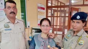राजगढ़ बाजार में बीते दिनों एक महिला का मंगलसूत्र अचानक ही कहीं गिर गया। मंगलसूत्र खो जाने से महिला काफी परेशान थी और उसे वापस मिलने की उम्मीद भी बेहद कम थी।