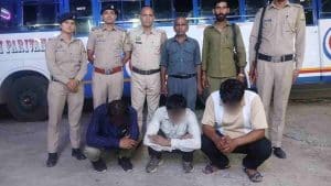 जिला मंडी में पुलिस ने नशा तस्करी के खिलाफ चलाए जा रहे अभियान के तहत बड़ी कामयाबी हासिल की है। पुलिस ने एक निजी बस में सफर कर रहे तीन युवकों से 5.535 किलोग्राम चरस और 568 ग्राम अफीम बरामद की है।