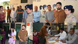 DC मंडी अपूर्व देवगन ने आज नगर निगम मंडी चुनावों में आम मतदाता की तरह लाइन में लगकर अपने मताधिकार का प्रयोग किया।