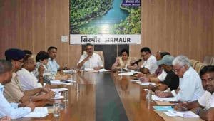 उपायुक्त सिरमौर एवं मंदिर न्यास त्रिलोकपुर की आयुक्त प्रियंका वर्मा की अध्यक्षता में सोमवार को उपायुक्त कार्यालय सभागार में मंदिर न्यास की बैठक आयोजित हुई। बैठक में नाहन के विधायक अजय सोलंकी विशेष रूप से उपस्थित रहे।