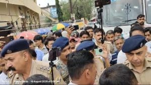 जिला सिरमौर के पांवटा साहिब के विश्वकर्मा चौक पर मंगलवार तड़के शिलाई क्षेत्र के सब्जी व्यापारी भाव सिंह की धारदार हथियार से गला रेतकर हत्या कर दी गई।