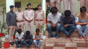 हिमाचल प्रदेश के जिला सोलन में पत्नी की हत्या की एक खौफनाक साजिश नाकाम हो गई। पुलिस के अनुसार उत्तरप्रदेश निवासी एक शख्स अपनी पत्नी को घूमाने के बहाने हिमाचल लाया और अपने भाई व दोस्त के साथ मिलकर पहले उसके गले पर चाकू से वार किया। इसके बाद उसे करीब 100 मीटर गहरी खाई में धक्का देकर फरार हो गए।