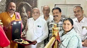 हिमाचल प्रदेश के विश्व प्रसिद्ध माता बज्रेश्वरी देवी मंदिर में महाराष्ट्र के पुणे से पहुंचे एक श्रद्धालु परिवार ने माता के दरबार में 100 ग्राम सोने का हार भेंट कर अपनी श्रद्धा प्रकट की।