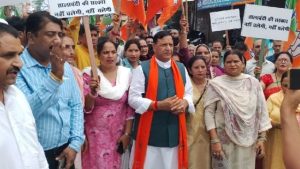 नाहन विधानसभा क्षेत्र के कटासन माता मंडल में रविवार को सड़कों की बदहाल स्थिति और मूलभूत सुविधाओं को लेकर भाजपा और स्थानीय लोगों ने प्रदेश की कांग्रेस सरकार के खिलाफ जोरदार प्रदर्शन किया।